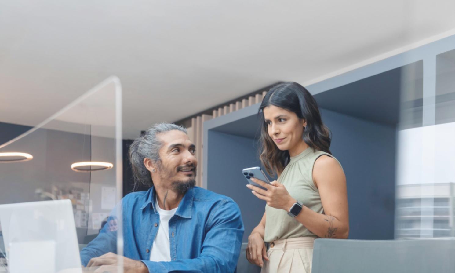 Geschäftsperson arbeitet an Finanzplanung mit modernen Tools