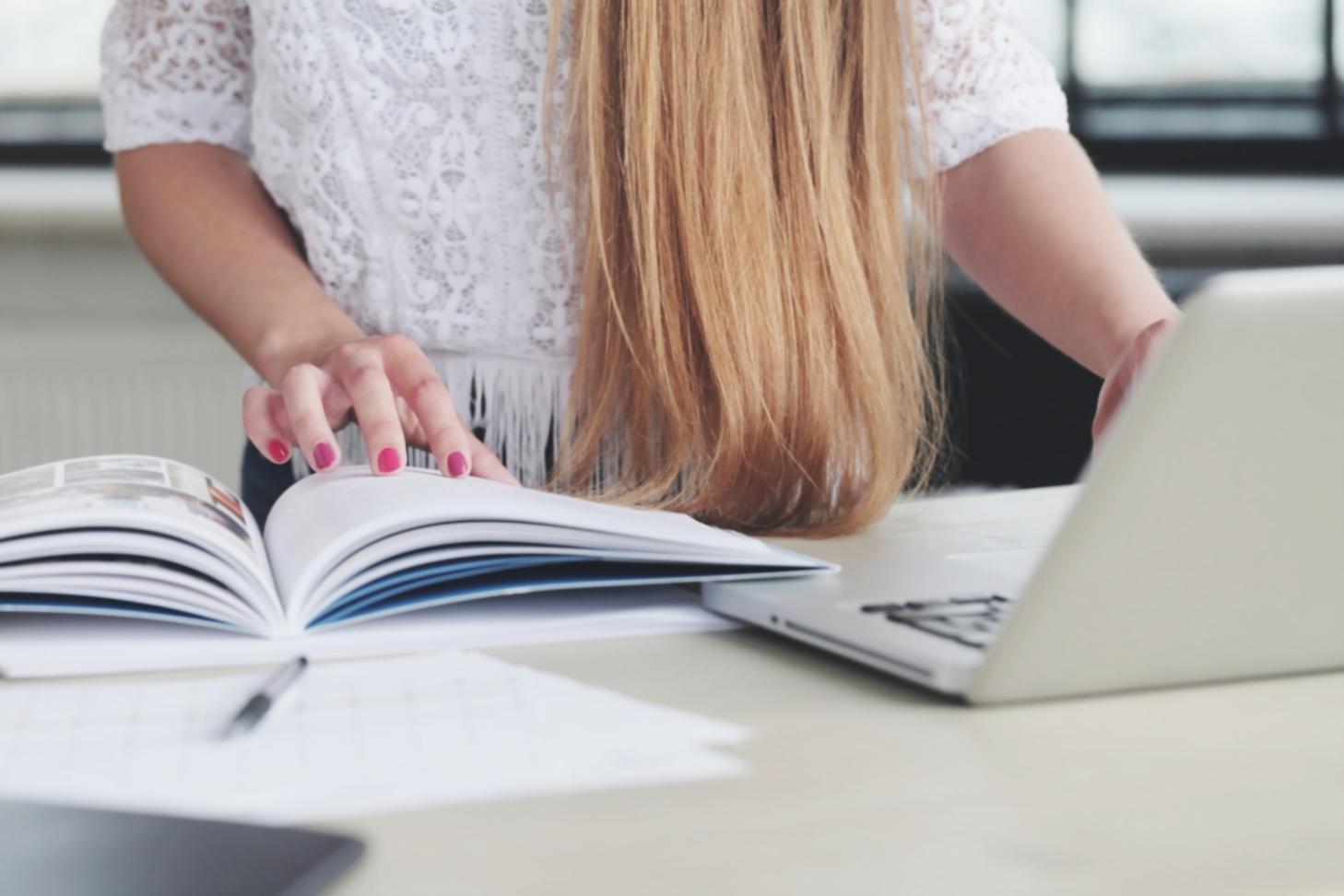 Finanzielle Dokumentation und Planung auf Schreibtisch