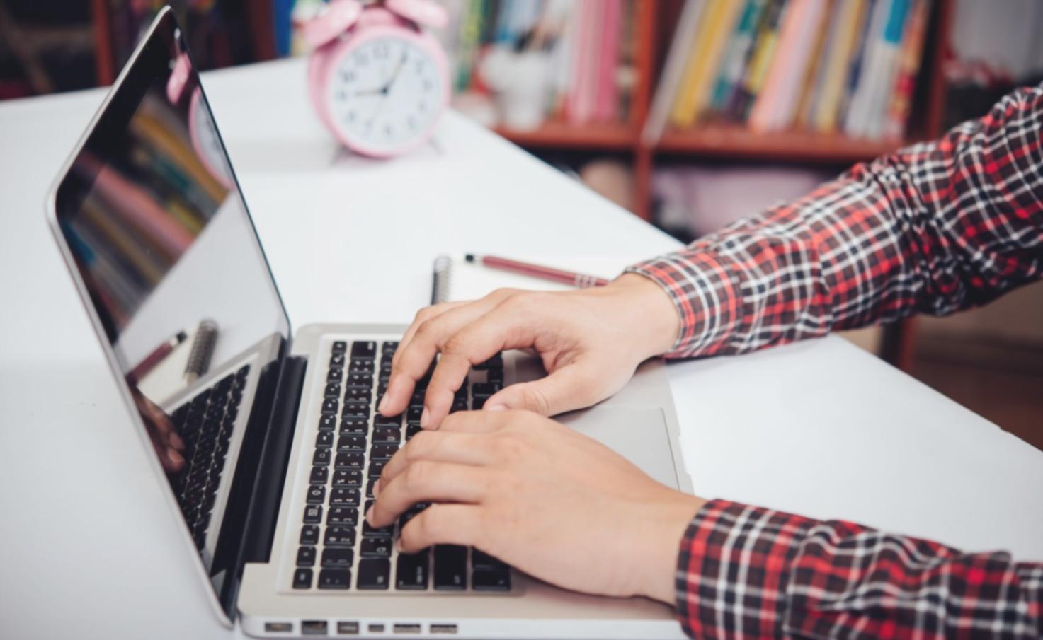 Professionelle Finanzberatung mit Laptop und Unterlagen